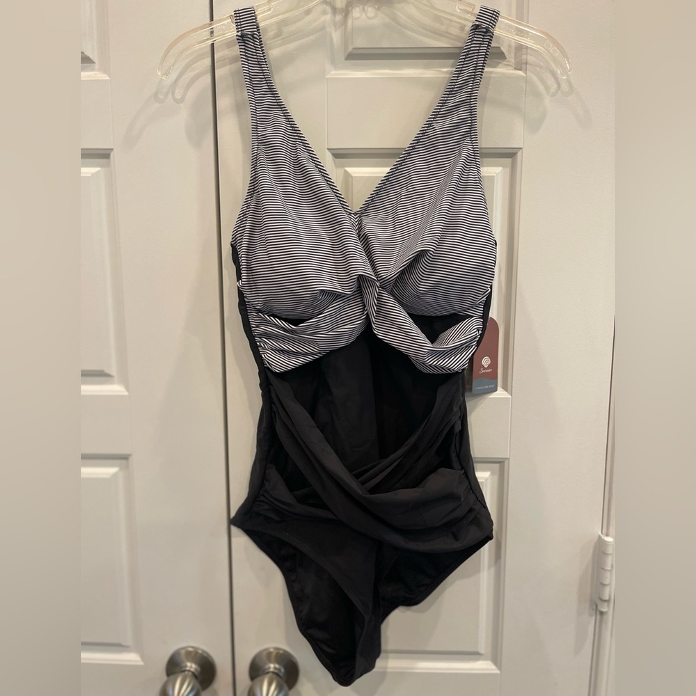 Smismivo NWT Woman’s Black / White Striped One Piece Swimsuit Size:Medium